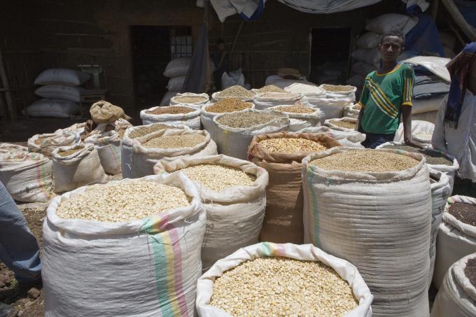 image Puesto de cereales y leguminosas en el mercado Bahar Dar, Etiopía