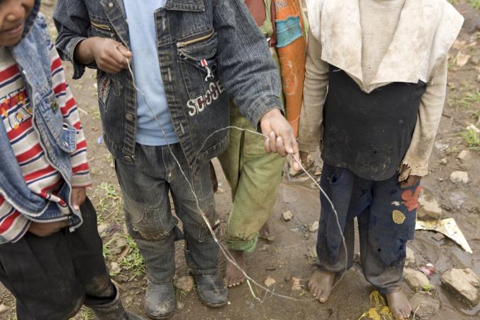 image Niños con un juguete hecho de alambrel en Wolleka, Etiopía
