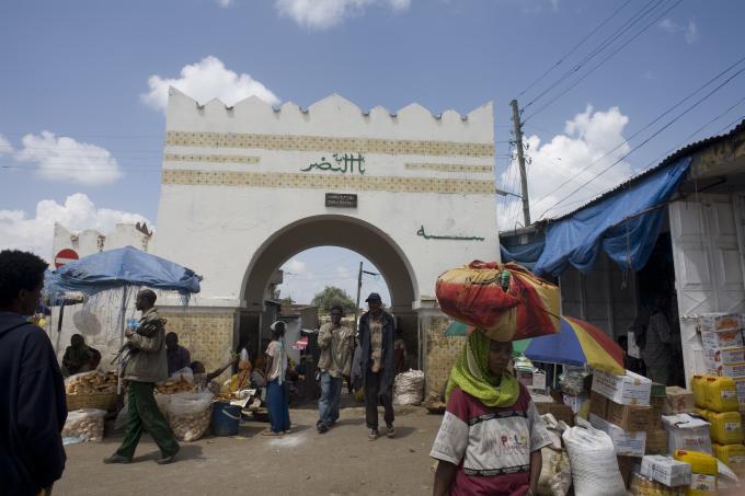 image Puerta de Showa y mercado cristiano en Harar, Etiopía
