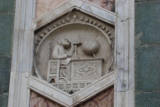 image Relieve del Campanile o Campanario del Duomo o Catedral de Florencia, Italia