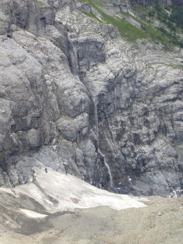 image Cascada de un valle colgado en el hombro del glaciar, Grindelwald, Suiza