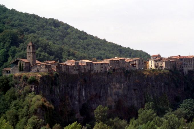 image Vista general de Castellfollit de la Roca, Girona