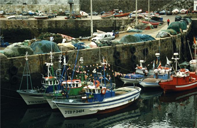 image Barcos amarrados en el puerto de Malpica, A Coruña