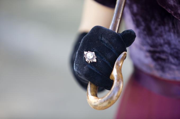 image Recreación de la Guerra de la Independencia en Segovia: Anillo de una mujer vestida con traje de la nobleza de la época napoleónica