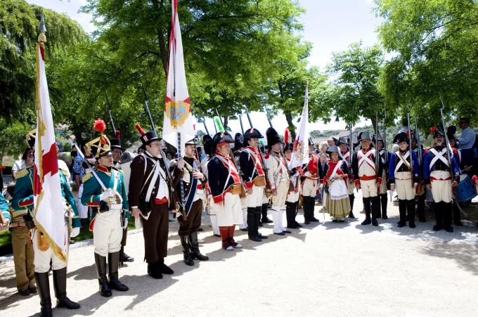 image Recreación de la Guerra de la Independencia en Segovia: Homenaje a los caídos en batalla delante del monumento a Daoiz y Velarde