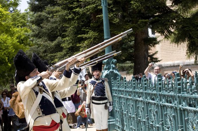image Recreación de la Guerra de la Independencia en Segovia: Demostración de disparos con armas de la época napoleónica