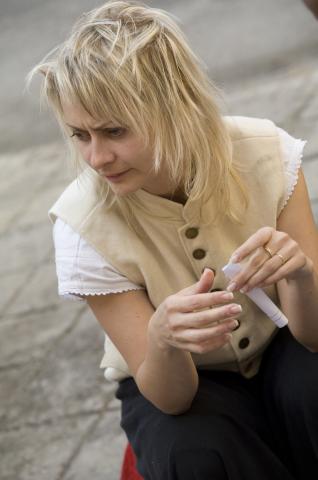 image Recreación de la Guerra de la Independencia en Segovia: Mujer de las tropas napoleónicas preparando munición para el combate