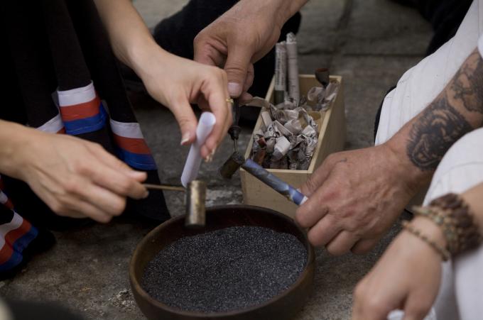 image Recreación de la Guerra de la Independencia en Segovia: Tropas napoleónicas preparando munición para el combate