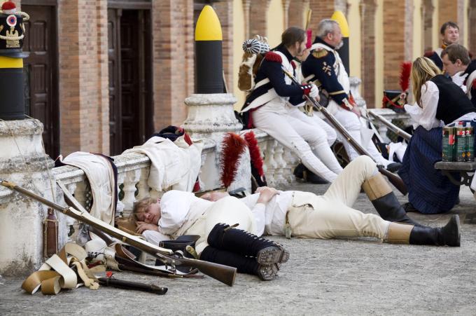image Recreación de la Guerra de la Independencia en Segovia: Tropas napoleónicas durmiendo la siesta y descansando