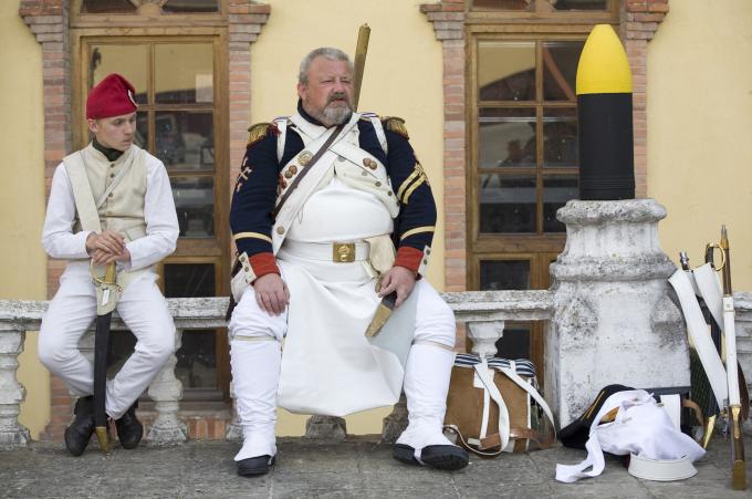 image Recreación de la Guerra de la Independencia en Segovia: Soldados de las tropas napoleónicas descansando