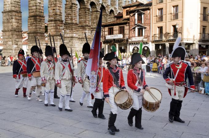 image Recreación de la Guerra de la Independencia en Segovia: Desfile de tropas napoleónicas junto al Acueducto de Segovia