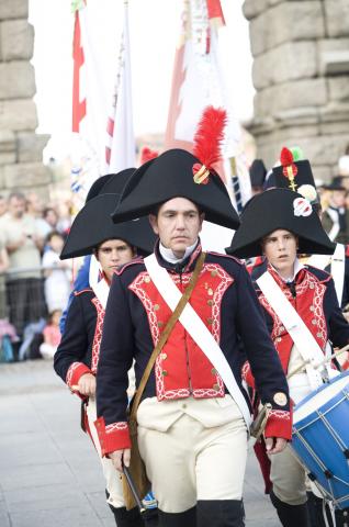 image Recreación de la Guerra de la Independencia en Segovia: Enfrentamiento de tropas españolas, napoleónicas y civiles junto al Acueducto de Segovia