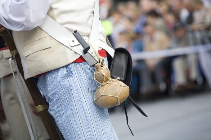 image Recreación de la Guerra de la Independencia en Segovia: Cantimplora de un civil organizado militarmente