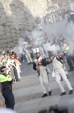 image Recreación de la Guerra de la Independencia en Segovia: Demostración de disparos junto al Acueducto de Segovia