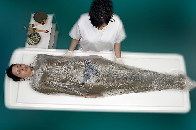 image Envolturas de arcillas y algas: finalización de la colocación de la sábana envolvente