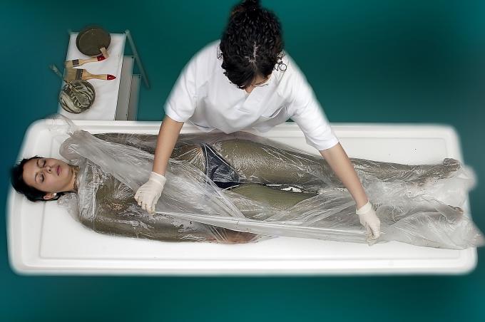 image Envolturas de arcillas y algas: retirada sábana envolvente