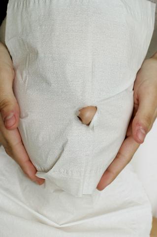 image Limpieza facial: colocación de tissue para la absorción de humedad