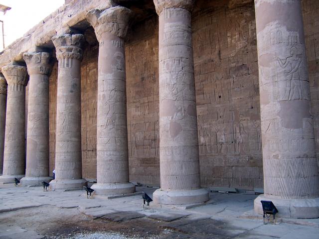 image Columnas del Templo de Horus, Edfú, Egipto