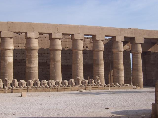 image Columnas y esfinges del Templo de Karnak, Egipto