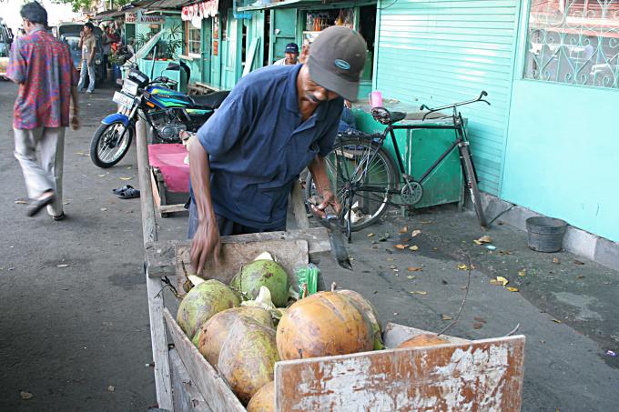 image Vendedor de agua de cocos, Jakarta, Indonesia