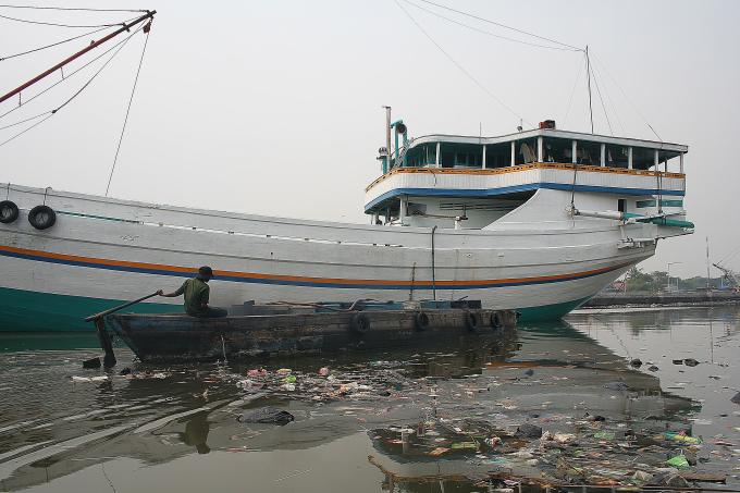 image Transportando agua, Sunda Kelapa, Indonesia