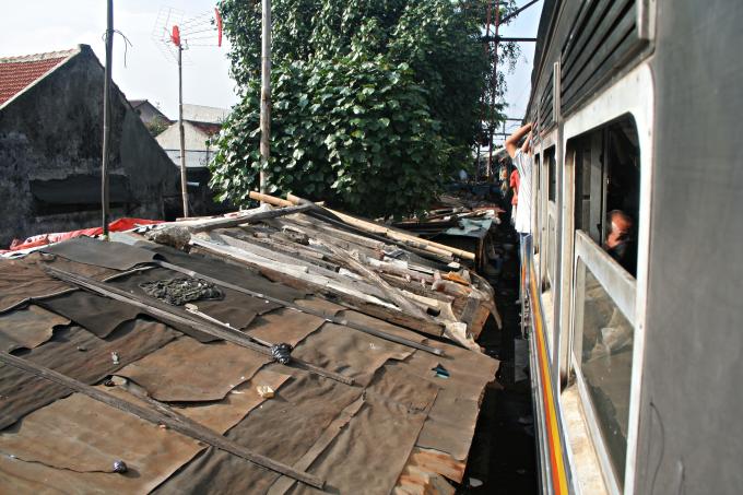 image El tren entre las chabolas, Jakarta, Indonesia