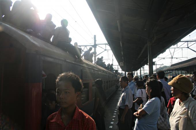image Viajando en tren, Jakarta, Indonesia
