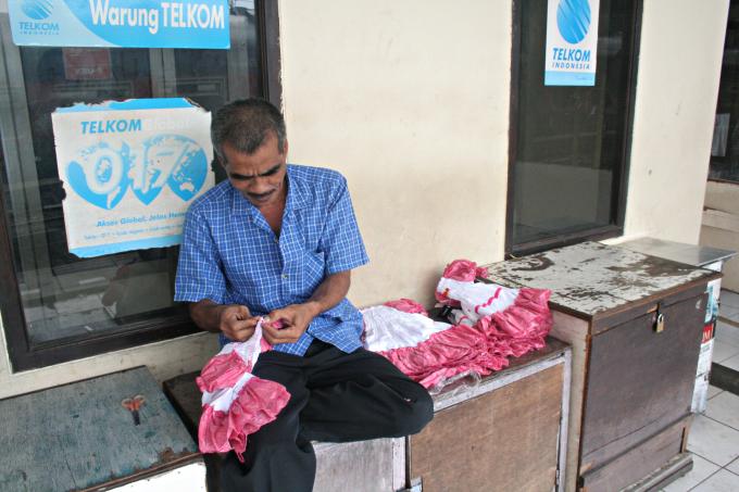 image Vendedor en estación de tren, Jakarta, Indonesia