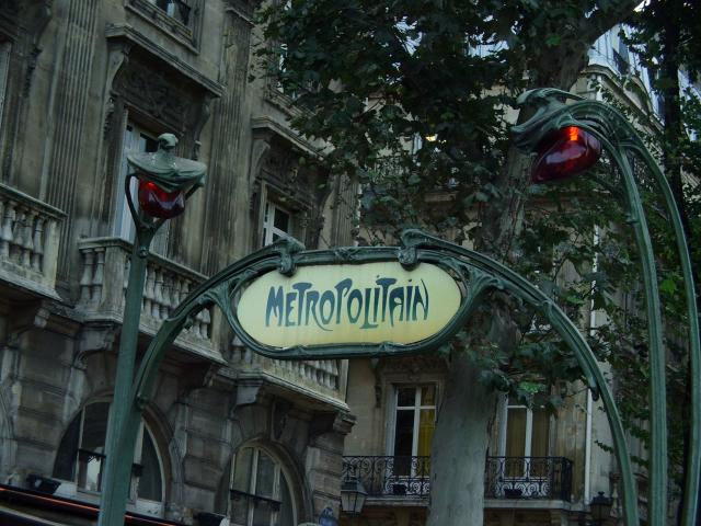 image Boca de metro junto a Notre Dame, París