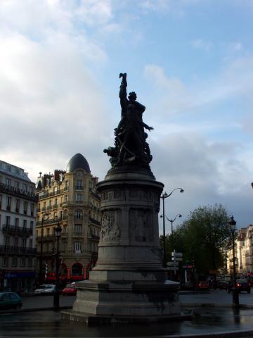 image Monumento en la Plaza Clichy, París