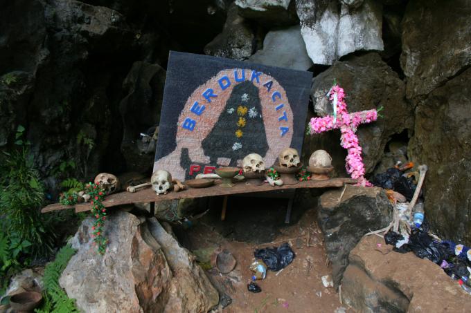 image Calaveras con cigarrillos de ofrendas, Sulawesi, Indonesia