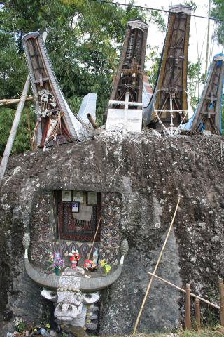 image Tumba, hueco en una roca, Sulawesi, Indonesia