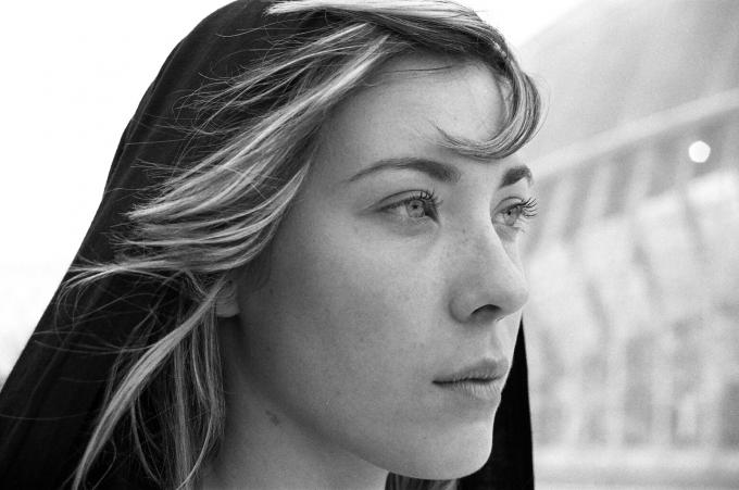 image Chica posando de perfil