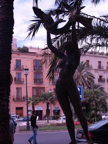 image Escultura en la Plaza de la Reina, Valencia
