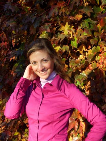 image Muchacha posa ante la cámara