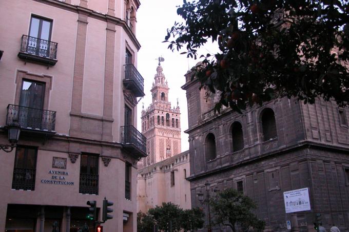 image Calle del centro de Sevilla con la Giralda al fondo
