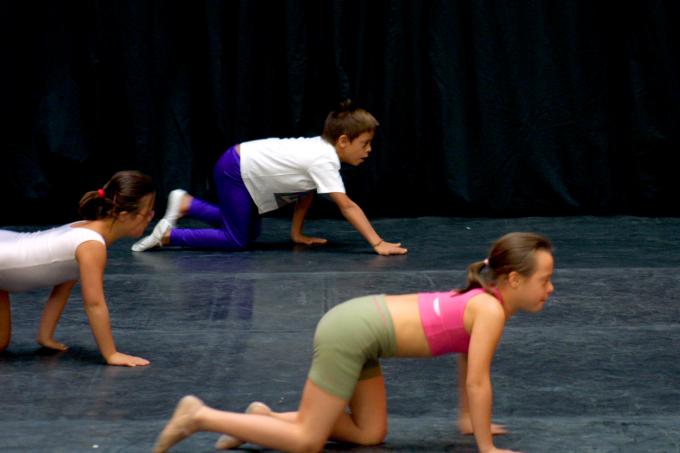 image Bailarines del Psico Ballet Maite León ensayando