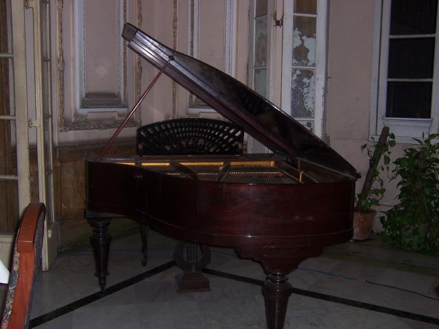 image Piano antigüo