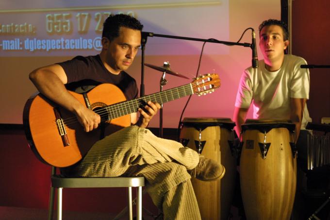 image Guitarrista y percusionista