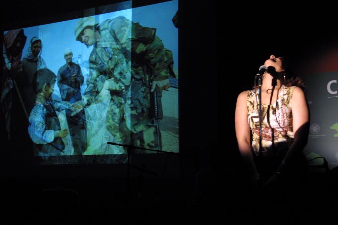 image Cantante en plena actuación