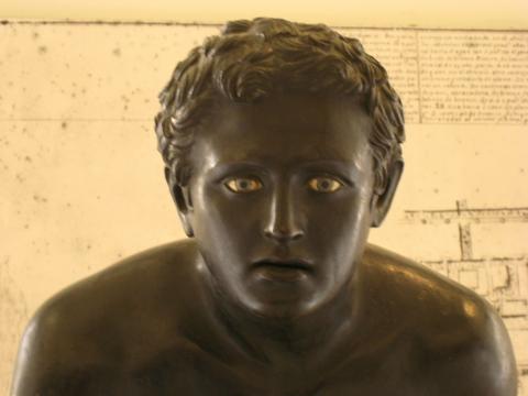 image Estatua de bronce de atleta de Villa del Papiro