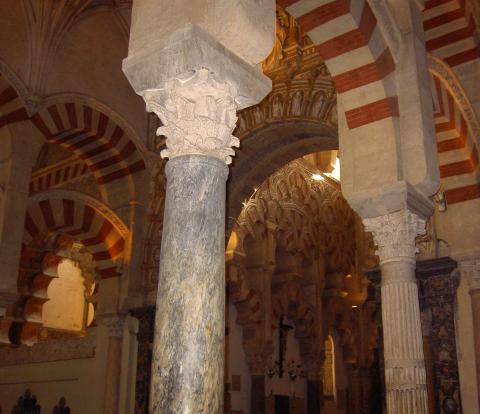 image Columna del interior de la Mezquita-Catedral de Córdoba (España)