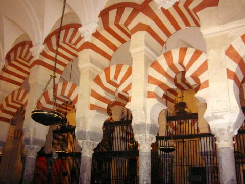 image Arcos dobles en el interior de la Mezquita-Catedral de Córdoba (España)
