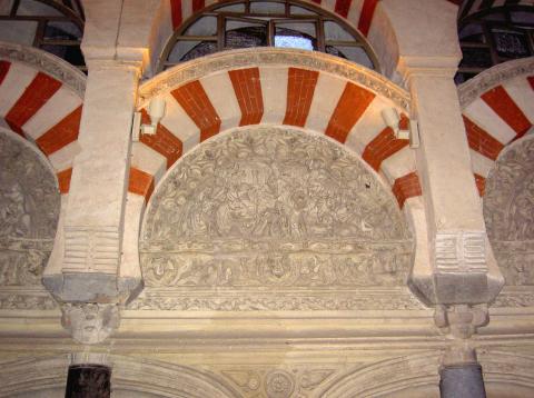 image Arco del interior de la Mezquita-Catedral de Córdoba (España)