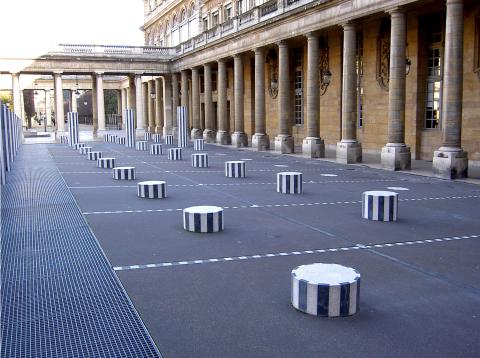 image Instalación de arte de Buren en el Palais Royal, París (Francia)