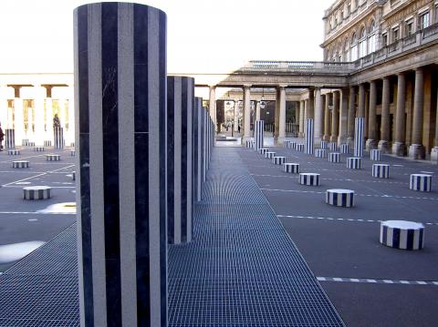 image Instalación de arte de Buren en el Palais Royal, París (Francia)