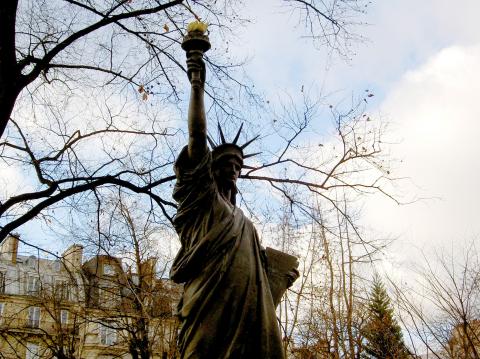 image Estatua de la Libertad en los jardines de Luxemburgo, París (Francia)