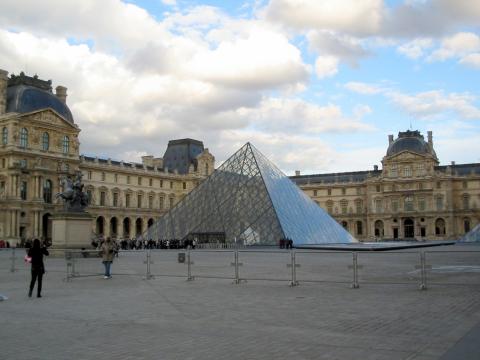 image Pirámide del Louvre