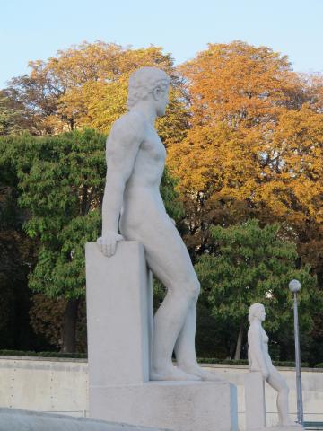 image Escultura de Adán y Eva