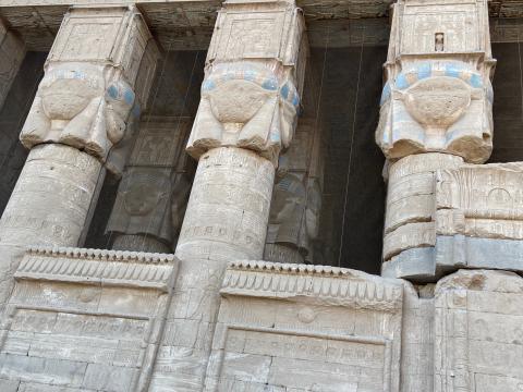 image Capiteles templo de Hathor